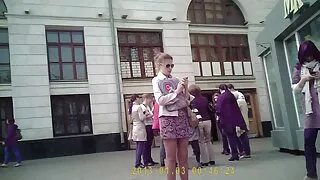 Une mignonne insatiable donne la tête à son amant puis elle se fait défoncer