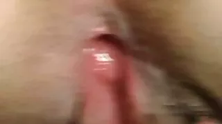 Bootyful Shemale oblige son amant corné à adorer sa bite