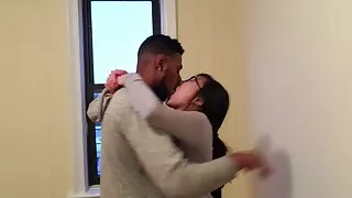 Une pute brune accro au sperme participe à une action de gangbang