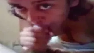 Cette nana asiatique regarde beaucoup de porno et elle aime les jeux sexuels coquins