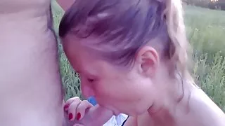 La blonde chic Sofie Carter fait une pipe bâclée à son amant pervers
