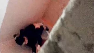 Séductrice asiatique aux cheveux longs plaît à son homme dans la baignoire
