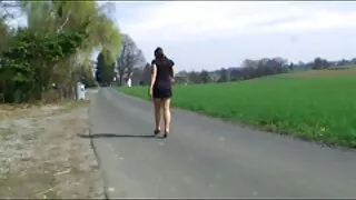 Une brune séduisante sans effort fait une bonne pipe à son petit ami