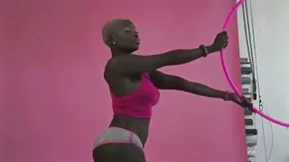 Une ravissante nana aux gros seins fait une pipe incroyable à son amant