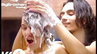 Un couple bizarre séduit la fille et la baise dans un trio