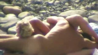 Une pute super excitée se fait défoncer le trou du cul serré