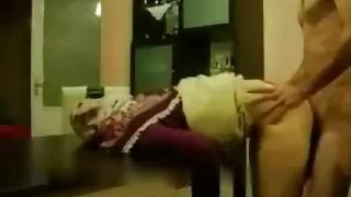 Une jolie nana asiatique suce deux bites dures en même temps