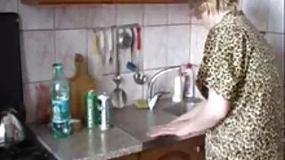 Cette massothérapeute a l'air beaucoup plus sexy quand elle est nue