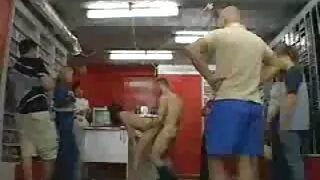 Une ado sexy adore gicler pendant que de nombreux mecs la baisent