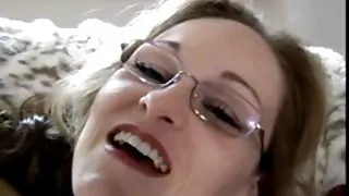La maman qualifiée Nina Hartley aime le jeune homme et sa bite charnue