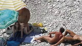 Daisy Summers, salope de fête accro au sperme, montre ses talents de suceuse de bite