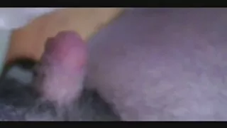 Sale femme de ménage japonaise pisse dans un seau en suçant une bite