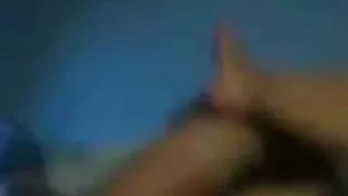 Cette étudiante en jupe à carreaux a une mauvaise santé obsédée par son vibromasseur rabbit