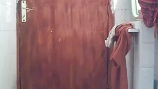 Cette femme de ménage asiatique connaît bien son travail et ses compétences en matière de maniement de bite sont excellentes