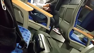Voir cette nana asiatique sucer fait frissonner ma bite d'excitation