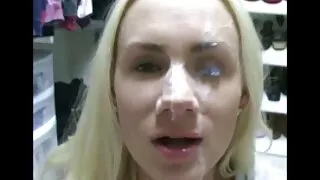 Blondie séduisante avec de petits seins pose sur la cam exhibant son beau cul