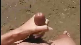 La séduisante cow-girl brune Randi Wright donne un footjob et chevauche une grosse bite