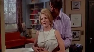 Une fille séduisante sait comment faire trembler ce cul juteux