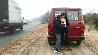Cette hoochie à quatre yeux a clairement été une mauvaise fille et elle doit être punie