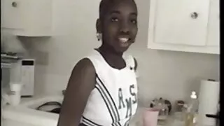Poussin noir avec un mégot de bulle se déshabille pour son petit ami puis descend sur lui