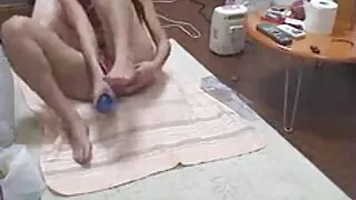 Sassy chick Alice portant un haut en résille fait une pipe et se fait baiser l'anus