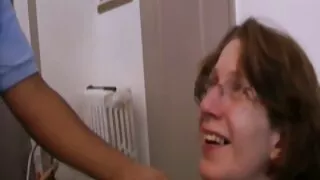 Skanky Nella baise un pêcheur dans le bateau comme une sale salope
