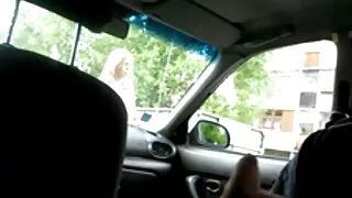 Hot slut baise son petit ami sur le dessus puis elle le termine avec un bon BJ