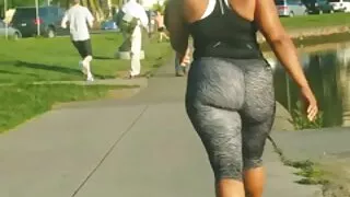Coq faim ébène fille donne pipe chaude à son amant