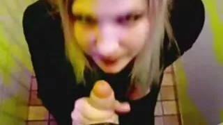 La blonde torride Alaina Fox adore jouer avec sa chatte