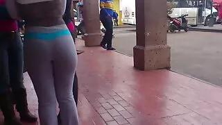 L'adolescente brune sexy Petty fait une pipe folle à un homme blanc.