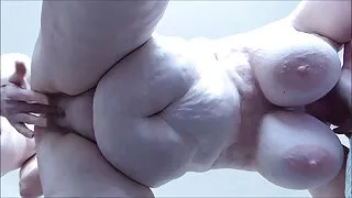 Filles sexy en jupes courtes se touchant les mamelons