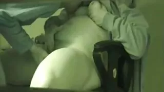 Une nympho passionnée chevauche magistralement la bite rigide de son amant jusqu'à ce qu'il jouisse