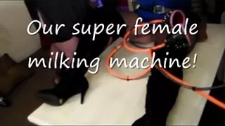 Une superbe brune sexy attire un mec pour qu'il suce et chevauche son énorme bite