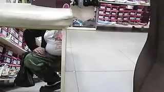 La plantureuse brune Persia Pele fait une belle pipe à son homme