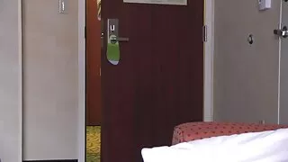 Une chienne de 50 ans aux cheveux noirs de jais se transforme en monstre sexuel dans la chambre