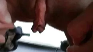Ce mec soumis n'est rien d'autre qu'un morceau de viande de baise pour cette transexuelle