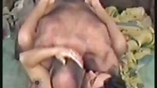 Hot Asian chick est accro à la masturbation et elle aime son gode