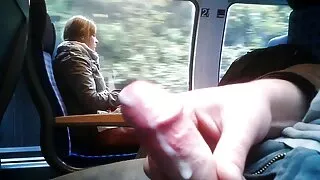 Une salope asiatique mince et chaude prend une grosse bite dans sa chatte entraînée