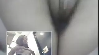 Une belle blonde enfonce un gode dans son trou du cul