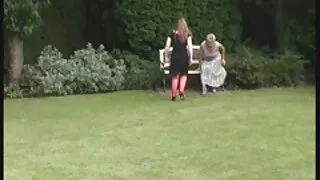 Une blonde incroyablement excitée se fait défoncer la chatte humide en position de missionnaire