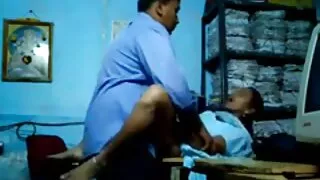 Un mec barbu en chaleur pique les salopes matures Rita et Silvia dans une position de missionnaire