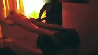 L'infirmière salope Aya Inazawa sert la bite d'un mec