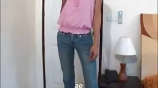 La houe japonaise aux gros seins Azusa Nagasawa se fait prendre par derrière en position debout
