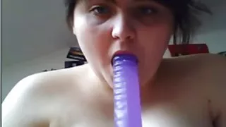 Une bimbo affamée de sexe se fait brutalement baiser par un maître de bondage en chaleur