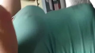 Bombasse folle de sexe a un si beau rack que c'est un peu injuste pour les autres filles