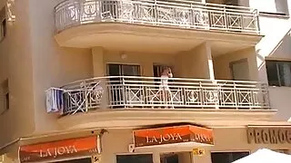 Une brune séduisante suce une énorme bite en POV