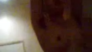 Jeune brune adore sucer la grosse bite d'un mec masseur