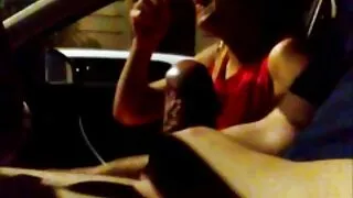 Une brune latina en chaleur gagne une chance de chevaucher une grosse bite noire sur la pelouse