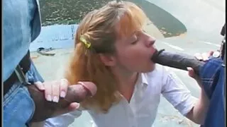 Le maître fou du bondage place le bondage à la corde à un tout autre niveau