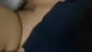 Seins délicieux avec des mamelons perky et une chatte pleine de jus de dame